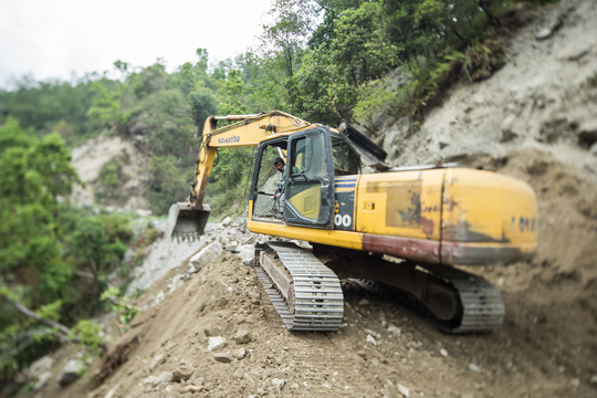 Een weg wordt vrijgemaakt na de aardbeving (Foto: Asian Development Bank)