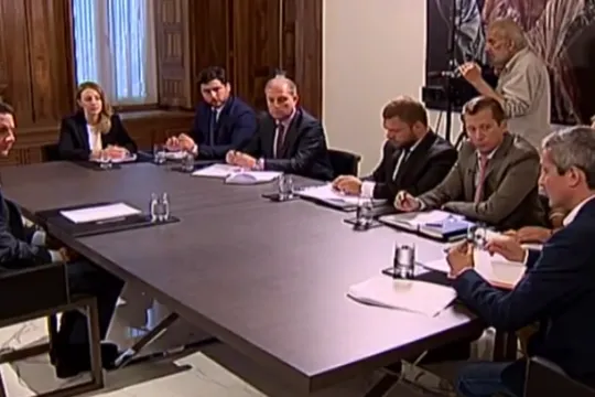 Assad ontvangt een aantal Russische journalisten om zijn kijk op de 'Westerse steun aan de terroristen' te geven. (Screenshot VRT)