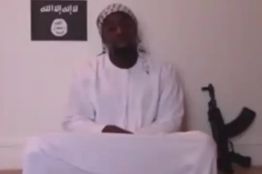 Amédy Coulibaly eist in een videoboodschap de terreur in Parijs op (screenshot YouTube)