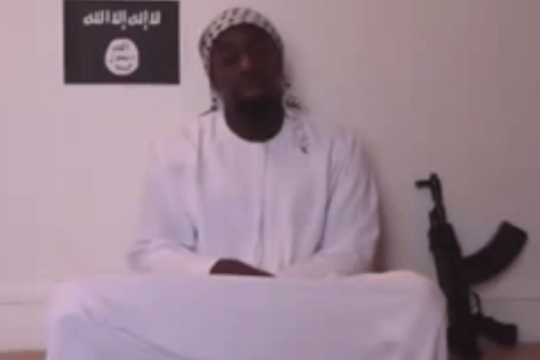 Amédy Coulibaly eist in een videoboodschap de terreur in Parijs op (screenshot YouTube)