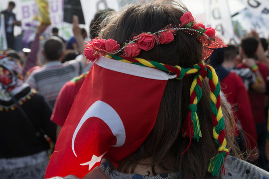 Een meisje op een verkiezingsmeeting van de HDP (Foto Julia Buzaud)
