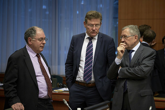 Een regering waarvan de minister van financiën, voordien een mediocre financieel journalist, doodleuk aankondigt dat die de roerende voorheffing moet verlagen om zo ruimte te creëren voor de middenklasse.' (Foto: Flickr (cc) EU Council Eurozone)