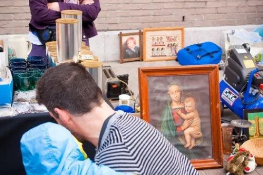 Op de Muidefeesten verenigt de rommelmarkt jong en oud.
