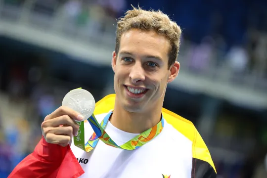 Pieter Timmers met z'n zilveren Olympische medaille (Foto: Michael Kappeler, Reporters / DPA)