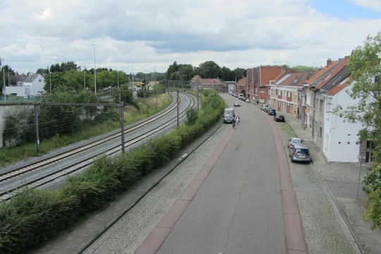 Langs de spoorweg in Temse (Oost-Vlaanderen) ontbreekt een fietsverbinding met Sint-Niklaas (Foto: (c) Alec Lamberts)