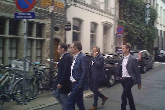 Bart De Wever arriveert op het feestje van zijn favoriete bouwpromotor Erik Van der Paal, in het gezelschap van zijn kabinetschef Philippe Beinaerts en de Antwerpse schepenen Koen Kennis en Fons Duchateau.