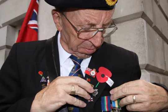 Een oudstrijder in Londen (Foto Anne de Graaf)