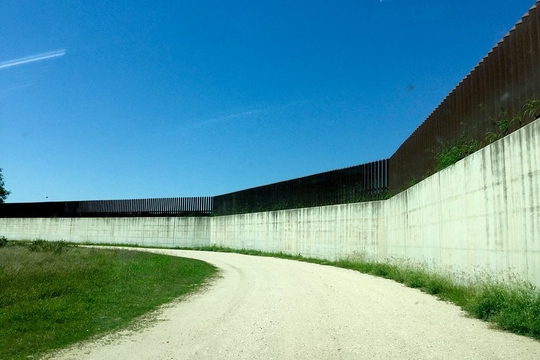 United_States-Mexico-border-wall-Progreso-Lakes-Texas.jpeg