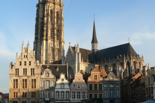 De Sint-Romboutskathedraal in Mechelen. Ook in het aartsbisdom Brussel-Mechelen stapten speurders van Operatie Kelk af. (Foto: Wikipedia / (cc) Ad Meskens)