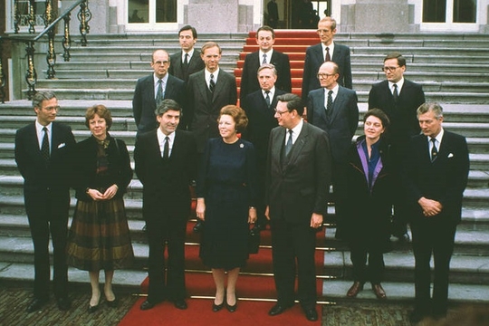 Het kabinet-Lubbers-I in 1982: het begin van de ontzuiling. (Foto: Wikipedia © Rijksoverheid ANP)