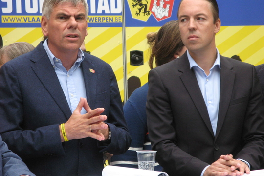 Filip Dewinter naast de nieuwe Vlaams Belang-fractieleider in de Antwerpse gemeenteraad Sam Van Rooy (foto © TR).