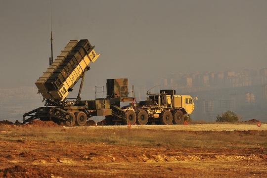 1839px-A-patriot-missile-battery-sits-on-an-overlook-at-a-turkish-army-base-in-gaziantep