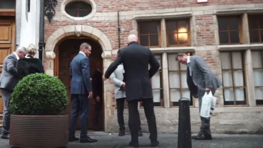 (Toenmalig) schepen van Ruimtelijke Ordening Rob Van de Velde (N-VA) buigt voor Erik Van der Paal.