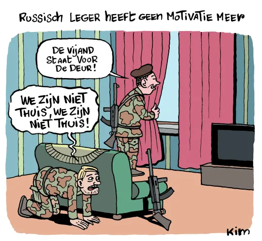 'Russisch leger heeft geen motivatie meer' - twee soldaten steken zich weg achter een gordijn en een zetel. 'De vijand staat voor de deur!' 'We zijn niet thuis, we zijn niet thuis!'