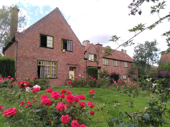 De architecturale stijl van Le Logis en Floréal is gebaseerd op de Engelse cottages. De natuur staat dan ook centraal: verschillende boom-, planten- en haagsoorten verbinden de huizen met mekaar.