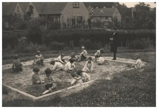 In 1926 bouwt de coöperatie van Le Logis twee kleuterscholen, waar volgens de innoverende pedagogie van Auguste Fröbel, veel aandacht wordt geschonken aan het spelplezier, fysieke activiteiten en omgang met de natuur.