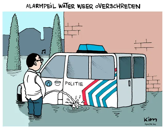 'Alarmpeil water weer overschreden'; een man in een wit hem plast tegen een combi die tot over de wielen onder water staat
