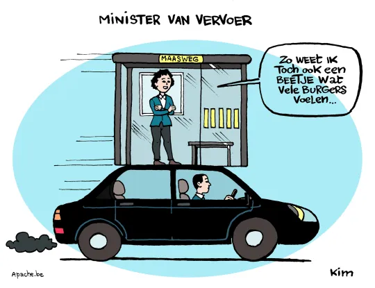 Cartoon van Kim: minister Lydia Peeters staat in een bushokje dat bovenop een rijdende zwarte auto staat. Ze zegt: 'Zo weet ik toch ook een beetje wat burgers voelen ...'