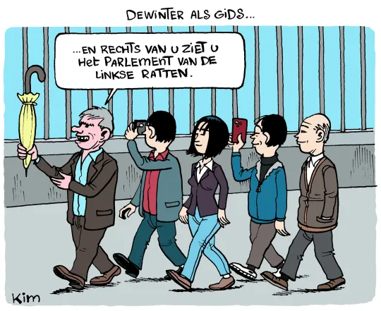 Cartoon van Kim: Dewinter loopt met een paraplu in de hand voor een groep Chinese toeristen en zegt: '... en rechts van u ziet u het parlement van de linkse ratten'