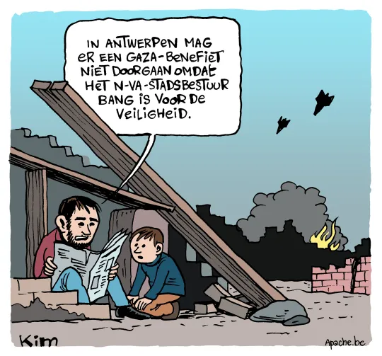 Cartoon van Kim: ouder en kind schuilen in Gaza voor bombardementen terwijl de ouder uit de krant voorleest: 'In Antwerpen mag er een Gaza-benefiet niet doorgaan omdat het N-VA-stadsbestuur bang is voor de veiligheid.'