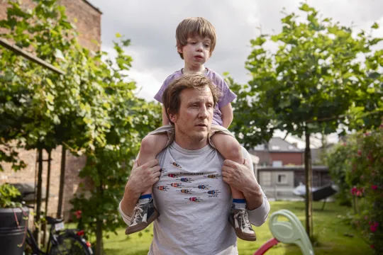 Ive De Saeger houdt zijn zoon Emile in de nek. Voor Emile is geen plaats in het buitengewoon onderwijs.