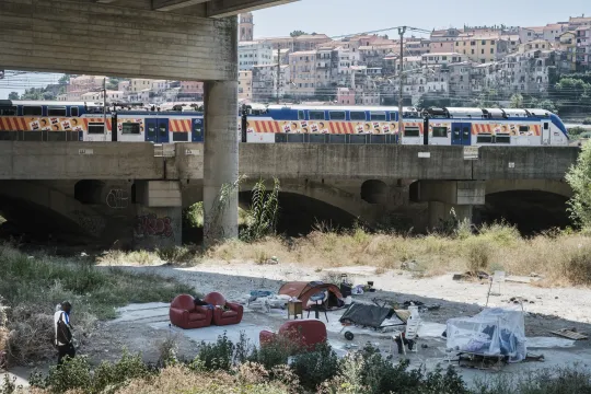 Onder de treinbrug die Ventimiglia in twee deelt, vinden mensen op de vlucht een onderkomen voor de nacht. Sommigen blijven kort, anderen weken of zelfs maanden.