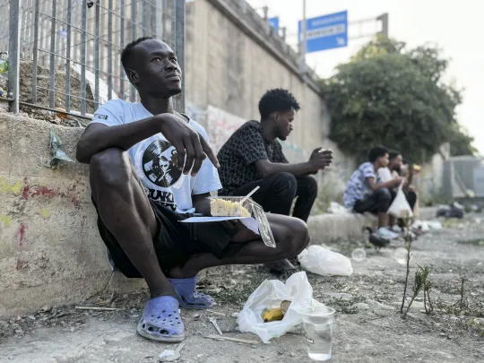 Yohannes en enkele andere mannen wachten bij een voedselbedeling door de vrijwilligersvereniging van Filippo Lombardo. 