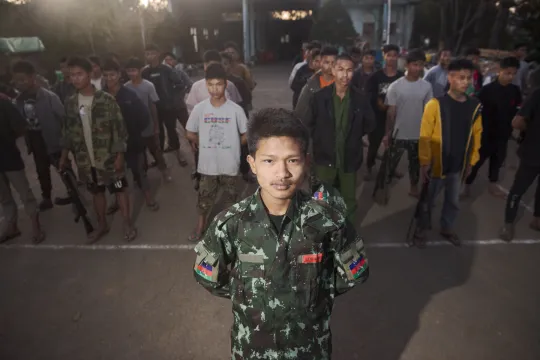 Shing Gei Tam (17) poseert voor een van de eenheden van de Mindat Defense Forces. Toen de protesten in Mindat uitbraken, was hij pas 14 jaar oud. “De junta heeft mijn jeugd gestolen.” Tijdens zijn training in de jungle verloor Shing Gei zijn vader, die ook deelnam aan de gewapende strijd. “Ik wil dat de wereld weet hoeveel wij hebben opgeofferd.”