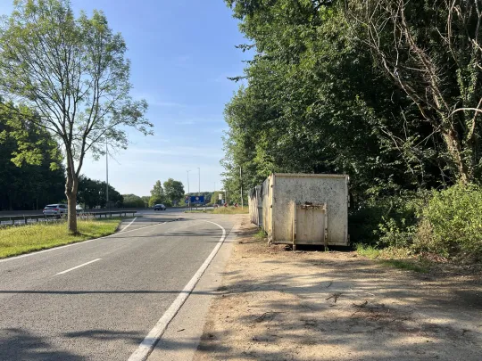 De illegale oprit naar A12, waar ook mysterieuze containers staan.