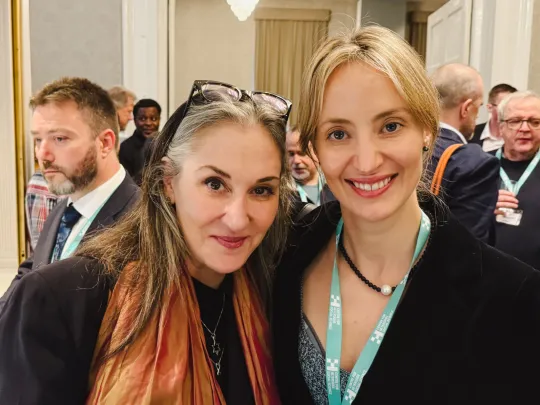 Claire Lehman van Quillette met op de achtergrond de extreemrechtse influencer Carl Benjamin