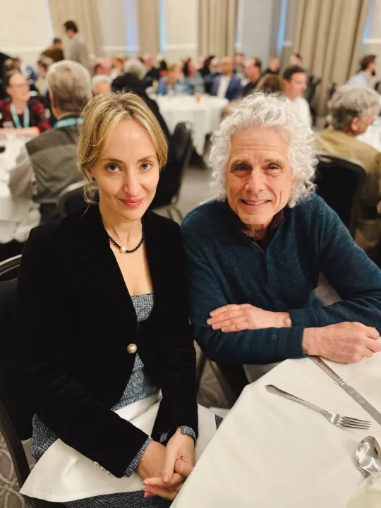 Claire Lehmann (Quillette) en filosoof Steven Pinker op  conferentie van de Centre for Heterodox Social Science (CHSS) aan de Universiteit van Buckingham 