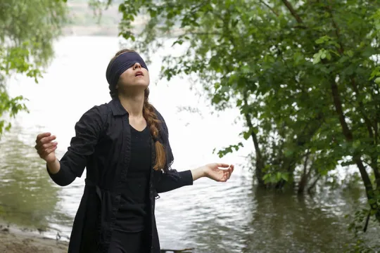 geblinddoekte vrouw