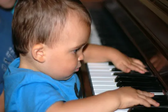 Peuter speelt piano