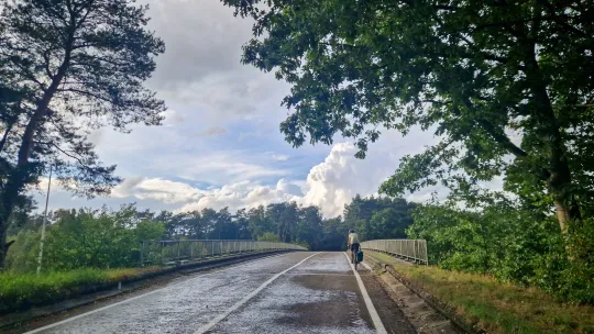 Een fietser op de Snaersdijk, Lille