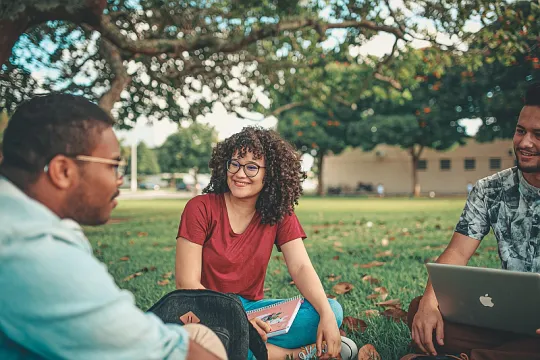 Drie personen in een park