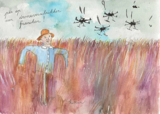 Vogelverschrikker Theo Francken jaagt vanuit een veld de drones weg