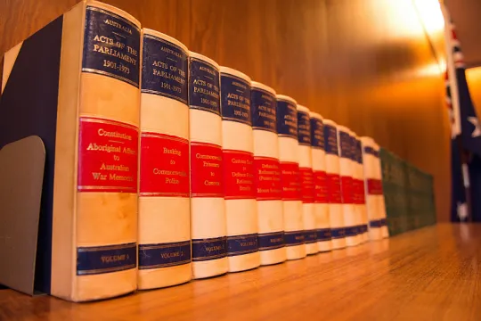 Een reeks zeer oude boeken met Australische wetteksten. 