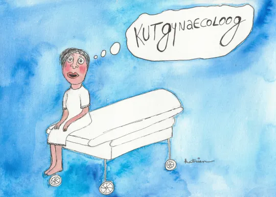 Een persoon zit op een onderzoekstafel bij de dokter en denkt 'kutgynaecoloog'.
