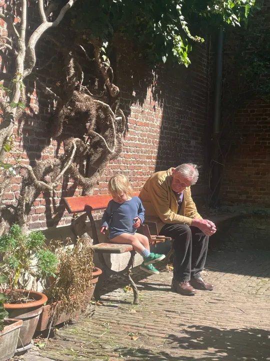 Jean Block & Storm Suzanna, zomer 2024, binnentuin Ercola (Wolstraat, Antwerpen).