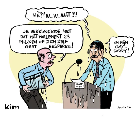 Een man staat achter een spreekgestoelte en reageert op het feit dat hij net een emmer water over zich heen gekregen heeft met de woorden 'hé, wat'. De andere man, die de emmer had leeggegooid, antwoordt met 'Je verkondigde dat het Parlement 23 miljoen op zichzelf gaat besparen'. 