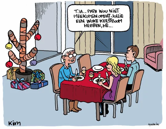 Een vrouw en twee jongeren mensen zitten aan een feesttafel voor een atypische kerstboom. De vrouw zeg tegen de mensen tegenover haar aan tafel: 'Tja, papa wou niet meekomen omdat jullie een woke kerstboom hebben, hé'.