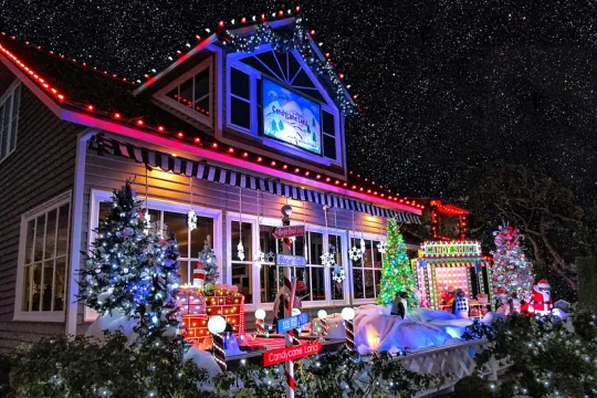 Amerikaans ogend huis overladen met kerstversiering. 