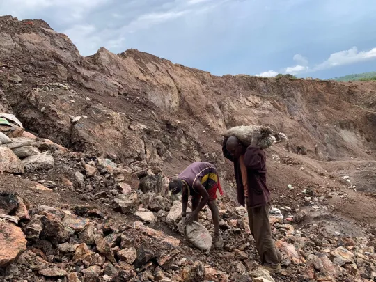 Twee mannen werken in een kobaltmijn in Congo. 