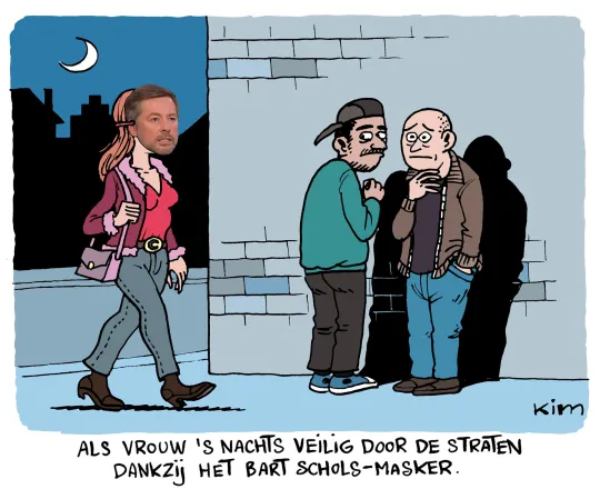 Twee mannen staan laat 's avonds in een straatje te praten, wanneer een vrouw met een masker van Bart Schols voorbijwandelt, zodat ze nu wel veilig is.