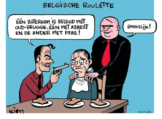 Belgische roulette. Twee mannen houden een derde, die drie borden voor zich heeft, onder schot. De ene zegt: 'Eén boterham is belegd met Oud-Brugge, één met asbest, één met PFAS'. De andere zegt: 'Smakelijk'. 