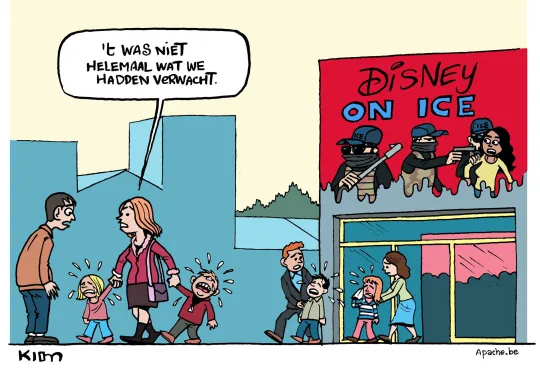 Kinderen verlaten aan de hand van hun ouders een filmzaal waar net 'Disney on ICE' is vertoond. Het billboard verwijst naar de Amerikaanse migratiedienst.