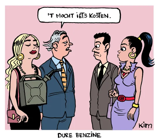 Cartoon: twee koppels in gesprek. De ene man zegt tegen de andere: het mocht iets kosten. Hij refereert naar de halsketting van zijn partner, een jerrycan benzine.