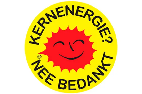 Ronde afbeelding van een rode zon met daarrond de tekst 'Kernenergie? Nee bedankt.'