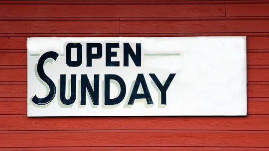 Bord met de tekst 'Open Sunday'. 