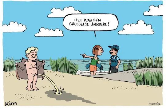 Een persoon die lijkt op Manneken Pis urineert op het strand. Een vrouw wijst naar hem en zegt tegen de politie: 'Het was een Brusselse jongere.'